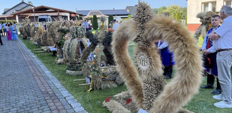 Wieńce z zeszłorocznych dożynek w Szemudzie (fot. Facebook/Gmina Szemud)