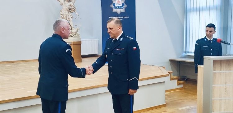 Inspektor Wojciech Jakubowski (w środku) to nowy Komendant Miejski Policji w Słupsku. (fot. Policja)