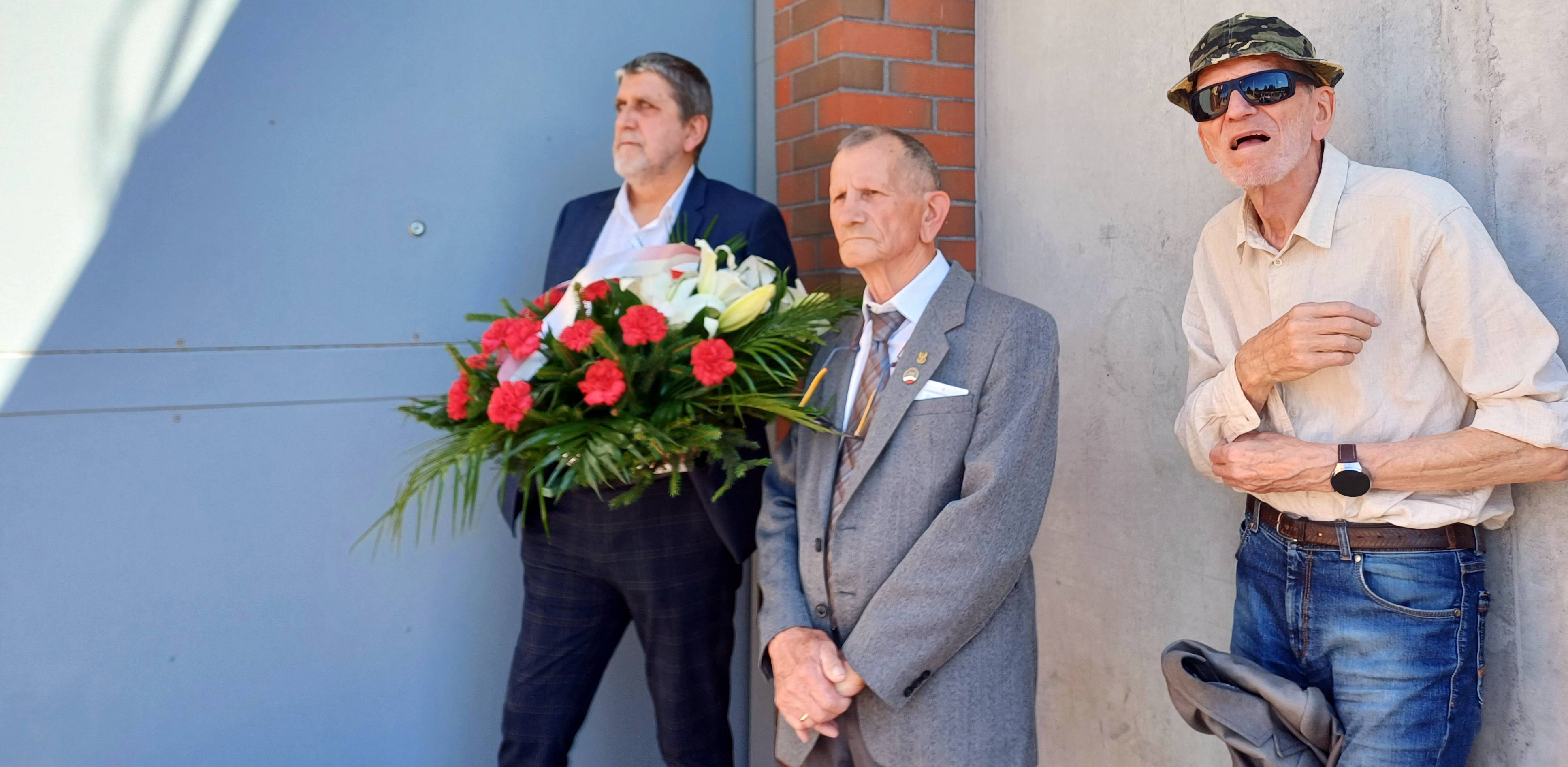 Byli internowani, ofiary pobicia przez funkcjonariuszy w Ośrodku Odosobnienia w Kwidzynie w roku 1982 (fot. Radio Gdańsk/Marzena Bakowska)