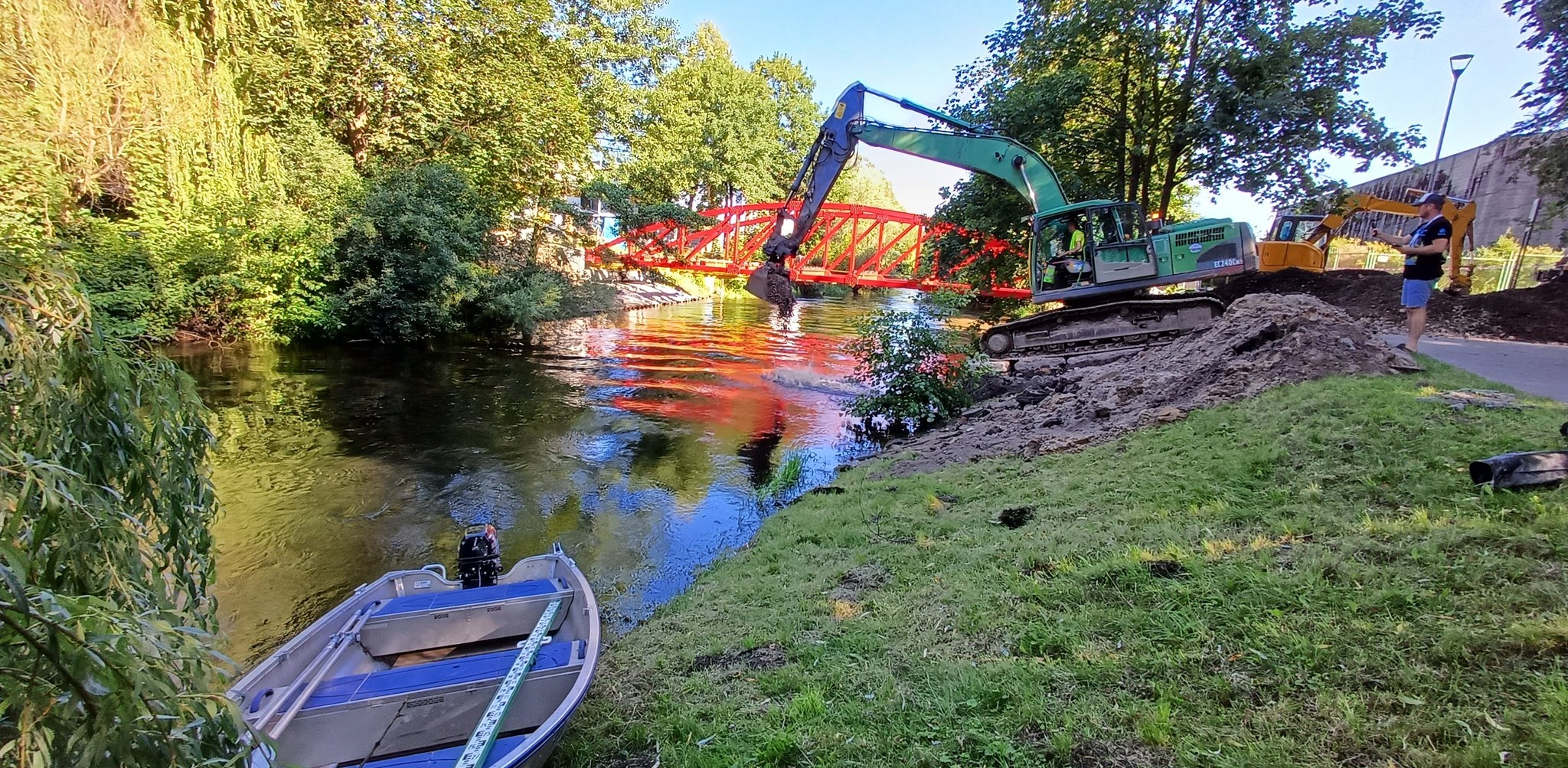 Sto sześćdziesiąt ton żwiru wysypano do rzeki Słupi w Słupsku. (fot. PZW Słupsk)
