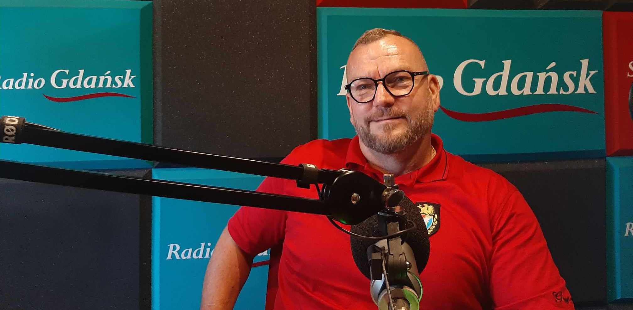 -Byli tacy, którzy twierdzili, że nie zdobędziemy punktu przez kilka kolejek, a my mamy już remis i zwycięstwo - mówi Mirosław Lewandowski, prezes Energa Gryf Słupsk. (fot. Radio Gdańsk/Przemek Woś)