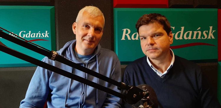 Tomasz Urbaniak (z lewej) i Dominik Nowak w Studio Słupsk Radia Gdańsk. (fot. Radio Gdańsk/Przemek Woś)