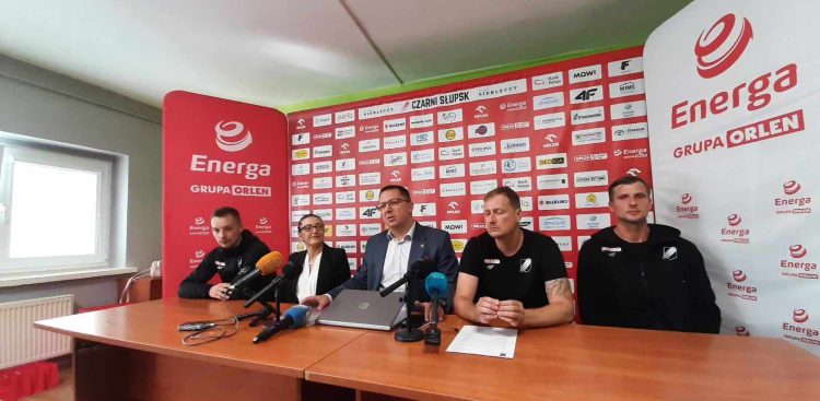 Klub poinformował, że kibice kupili już około tysiąca karnetów na nadchodzący sezon. (fot. Radio Gdańsk/Przemek Woś)