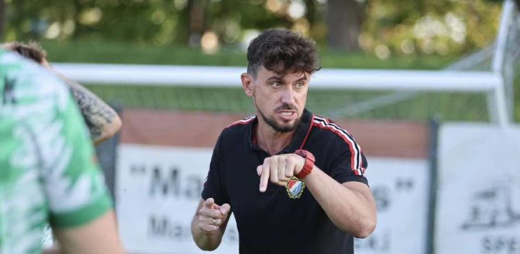 - Myślę, że trochę zaskoczyliśmy przeciwnika grając pięcioma z tyłu w pierwszej połowie i zespół Zawiszy nie stworzył sobie w tej części gry żadnej klarownej sytuacji - mówi Krzysztof Muller, szkoleniowiec Gryfa. )fot. R. Skumiał)