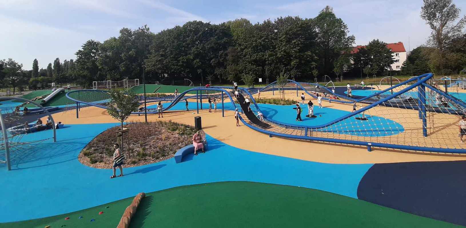 Z placu korzystają również dzieci z pobliskich przedszkoli. Dodatkową atrakcją jest nowa fontanna. (fot. Radio Gdańsk/Przemek Woś)