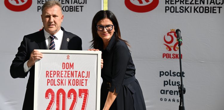 Gdańsk, 30.08.2024. Prezydent miasta Aleksandra Dulkiewicz (P) i prezes PZPN Cezary Kulesza (L) pozują do zdjęcia podczas konferencji prasowej w Gdańsku, 30 bm. Konferencja dotyczyła nawiązania strategicznej współpracy pomiędzy stadionem Polsat Plus Arena Gdańsk a Polskim Związkiem Piłki Nożnej. (Fot. PAP/Adam Warżawa)