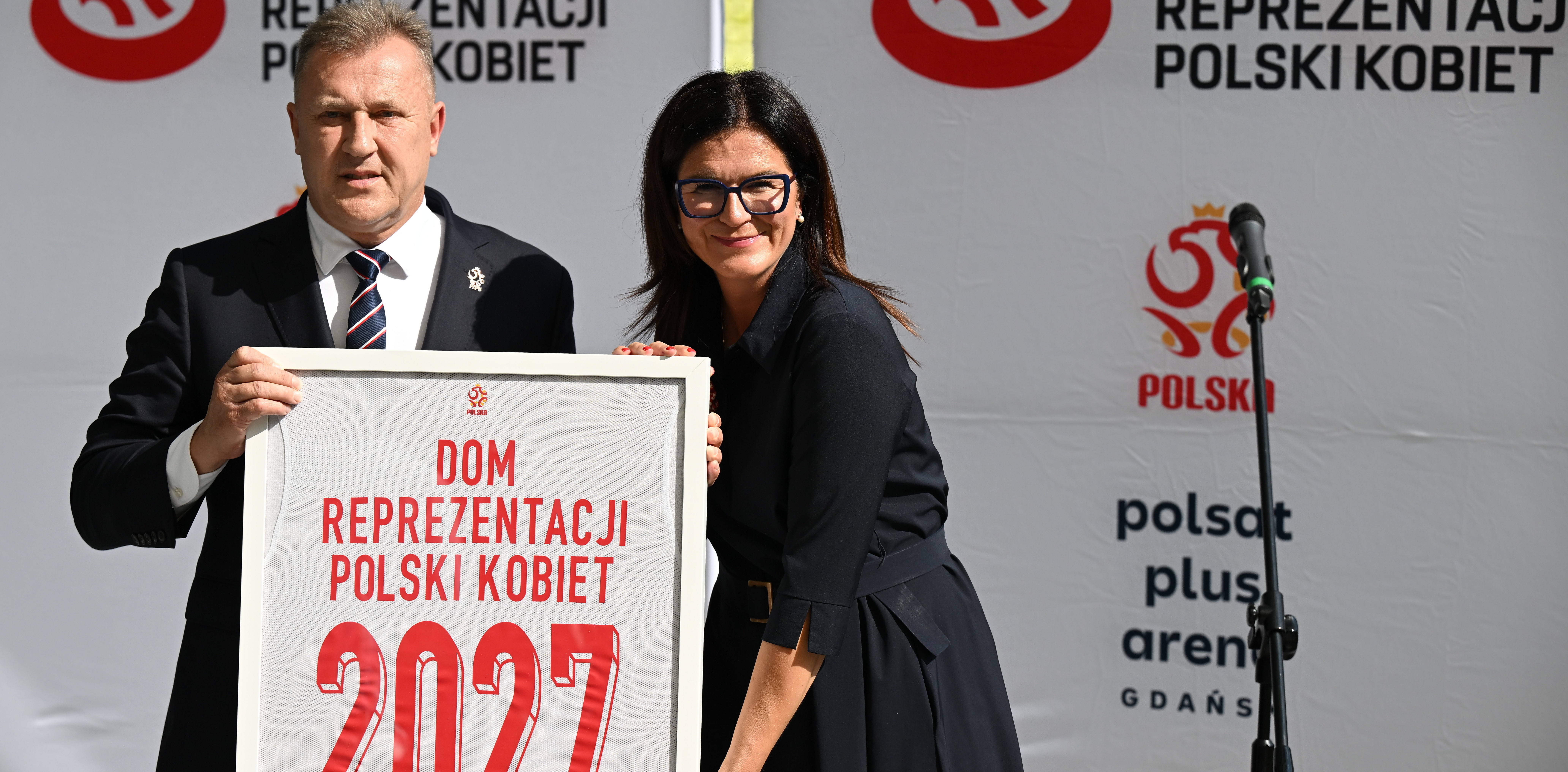 Gdańsk, 30.08.2024. Prezydent miasta Aleksandra Dulkiewicz (P) i prezes PZPN Cezary Kulesza (L) pozują do zdjęcia podczas konferencji prasowej w Gdańsku, 30 bm. Konferencja dotyczyła nawiązania strategicznej współpracy pomiędzy stadionem Polsat Plus Arena Gdańsk a Polskim Związkiem Piłki Nożnej. (Fot. PAP/Adam Warżawa)