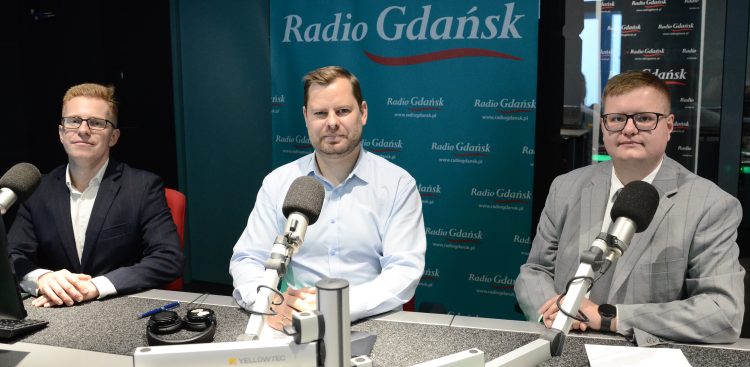 Od lewej: Andrzej Skiba, Maximilian Kieturakis, Marcin Mickun (fot. Radio Gdańsk/Martyna Krawcewicz)