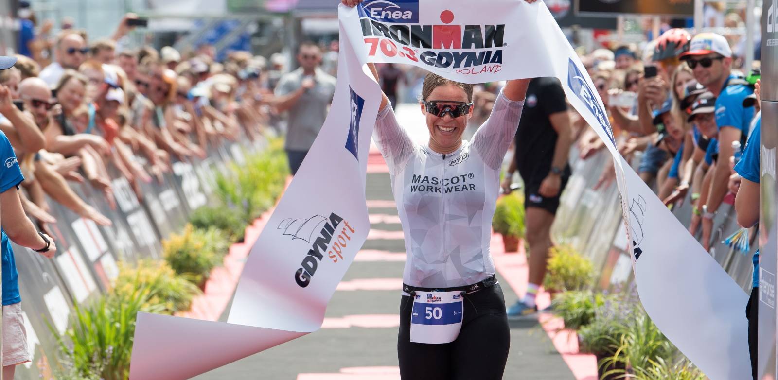Sif Madsen na mecie triathlonowych zawodów Ironman 70.3 Gdynia (fot. PAP/Andrzej Jackowski)