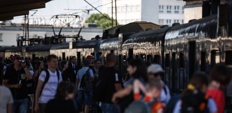 Zdjęcie archiwalne. Peron dworca Gdynia Główna (fot. Radio Gdańsk/Roman Jocher)