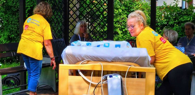 Popołudnie w hospicyjnym ogrodzie - 01.08.2023 r. (fot. facebook.com/HospicjumDutkiewicza)