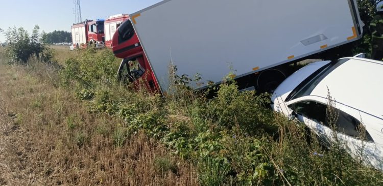 Poranny wypadek na trasie Gnieżdżewo-Łebcz, w którym dwa samochody wpadły do rowu (fot. PSP Puck)