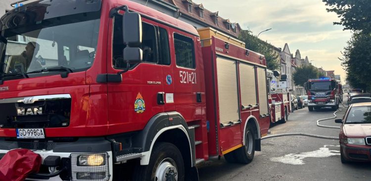 Na miejscu pracuje około 30 strażaków
(Fot. PSP Starogard Gdański)