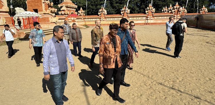 Minister Turystyki Indonezji odwiedził Dolinę Charlotty koło Słupska. Sandiaga Uno zwiedzał powstający tu kompleks obiektów, nawiązujący do wyspy Bali. (fot. Radio Gdańsk)