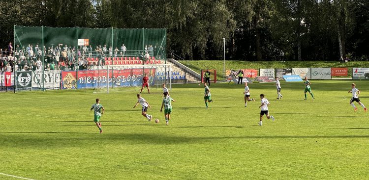 Energa Gryf Słupsk zremisował 1:1 z Cartusią Kartuzy
w meczu na stadionie przy ul. Zielonej w Słupsku. (fot. Radio Gdańsk/Alek Radomski)