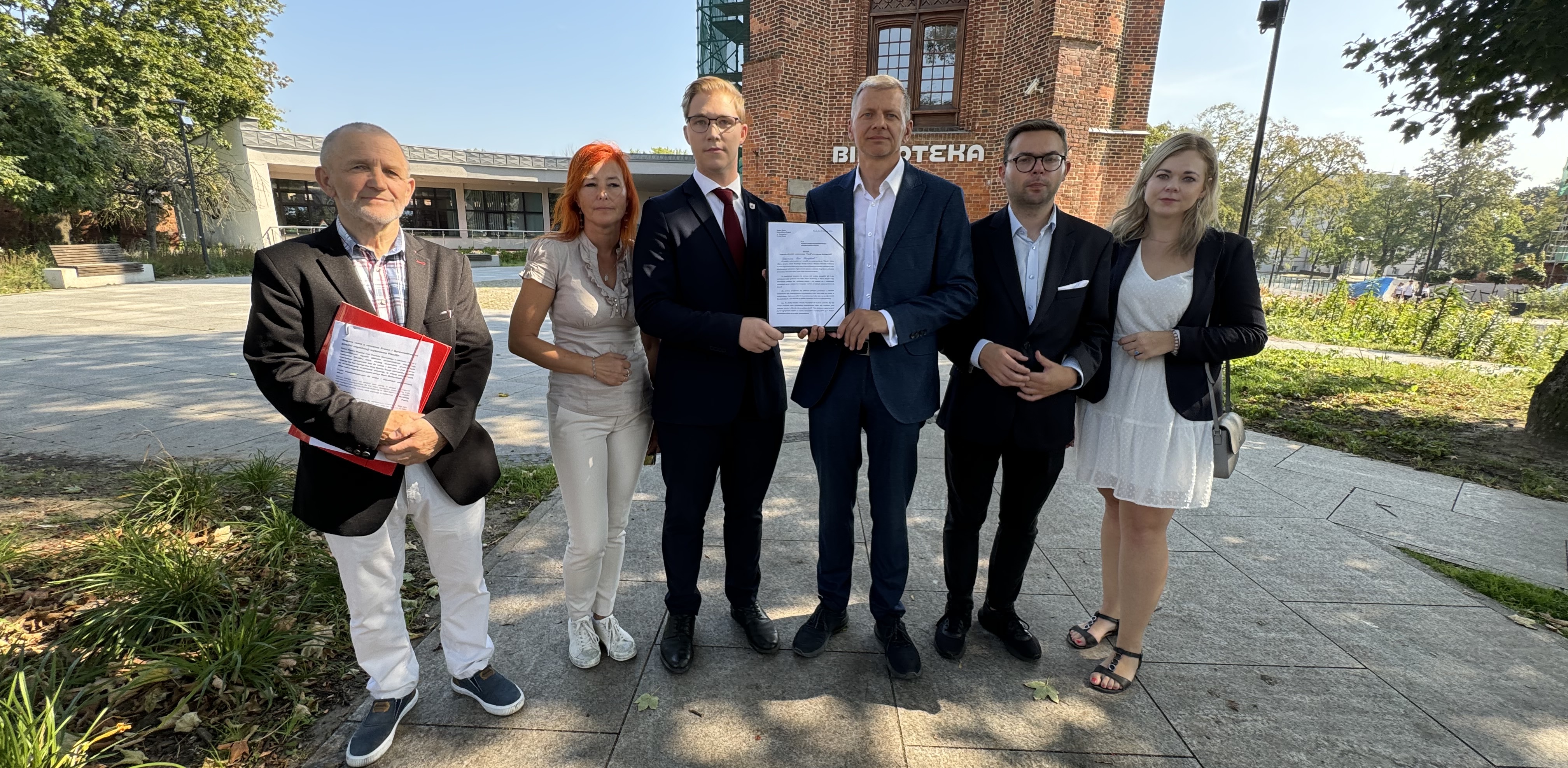 Działacze PiS ze Słupska i regionu przeciwko piknikowi organizowanemu przez miejscowych działaczy LGBT. (fot. Radio Gdańsk/Alek Radomski)