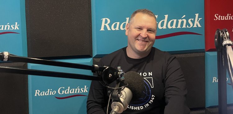 Z Dariuszem Kloskowskim prezesem Fundacji Sub Ventum rozmawia Joanna Merecka-Łotysz. (fot. Radio Gdańsk/Joanna Merecka-Łotysz)