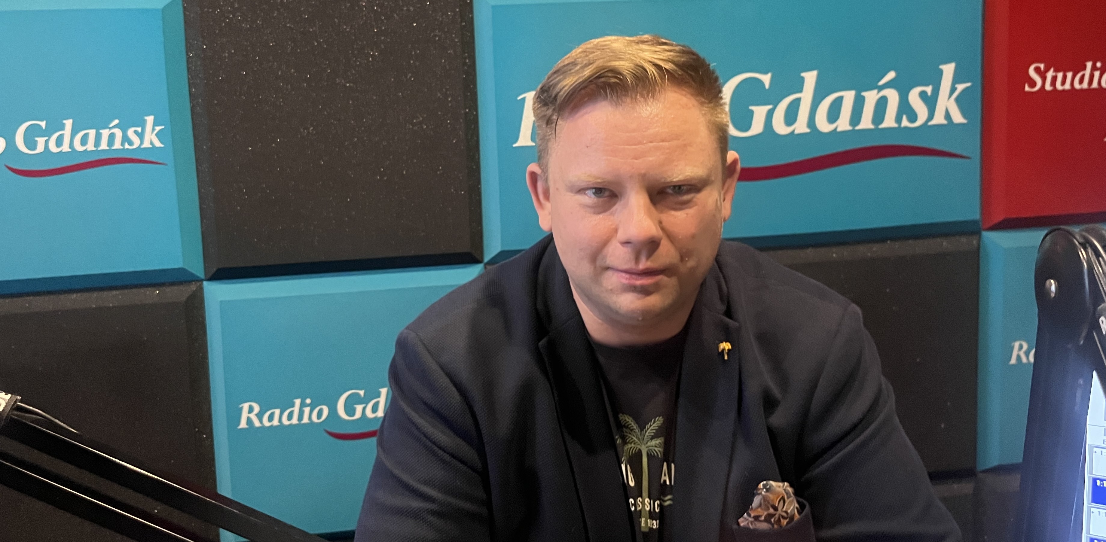 Nie jest tajemnicą, że sytuacja finansowa gminy jest dużym wyzwaniem, a z dokumentów dowiadujemy się, że zadłużenie gminy wynosi 104 000 000 złotych - mówi w rozmowie z Joanną Merecką-Łotysz Rafał Kuligowski. (fot. Radio Gdańsk/Joanna Merecka-Łotysz)