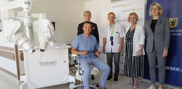 Kolejny robot na oddziale chirurgii ogólnej i onkologicznej szpitala w Słupsku. Mowa o urządzeniu do wykonywania zabiegów i operacji mikrochirurgicznych. Słupsk jest pierwszą placówką w kraju z takim sprzętem. (fot. WSzS/Paulina Kawalec)
