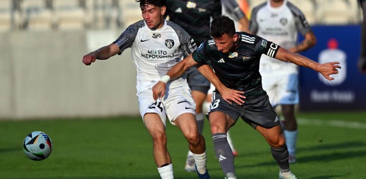 Zawodnik Puszczy Niepołomice Jakov Blagaic (L) i Rifet Kapic (P) z Lechii Gdańsk w meczu 5. kolejki Ekstraklasy (fot. PAP/Art Service)