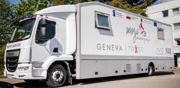 Mammobus będzie stał przy Hali 100-lecia Sopotu 5.08.2024 r. w godzinach 9-17 (fot. Karol Stańczak/ Geneva Trust)