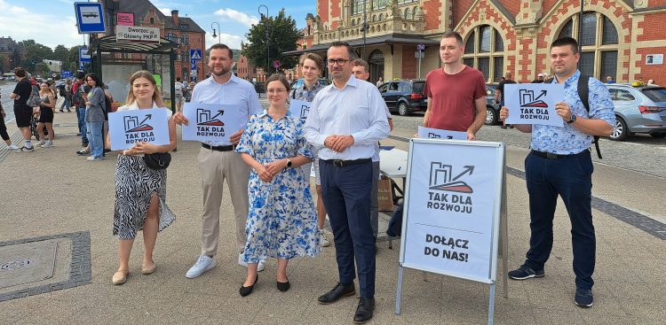 Marcin Horała wraz z przedstawicielami ruchu "Tak dla rozwoju" w Gdańsku (fot. Radio Gdańsk/Sebastian Kwiatkowski)