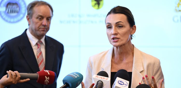 Gdańsk, 27.08.2024. Wojewoda pomorska Beata Rutkiewicz podczas konferencji prasowej 27 bm. w Pomorskim Urzędzie Wojewódzkim w Gdańsku, w sprawie instalacji unieszkodliwiania odpadów niebezpiecznych w województwie pomorskim, w tym kwestii Port Service
(Fot. PAP/Adam Warżawa)