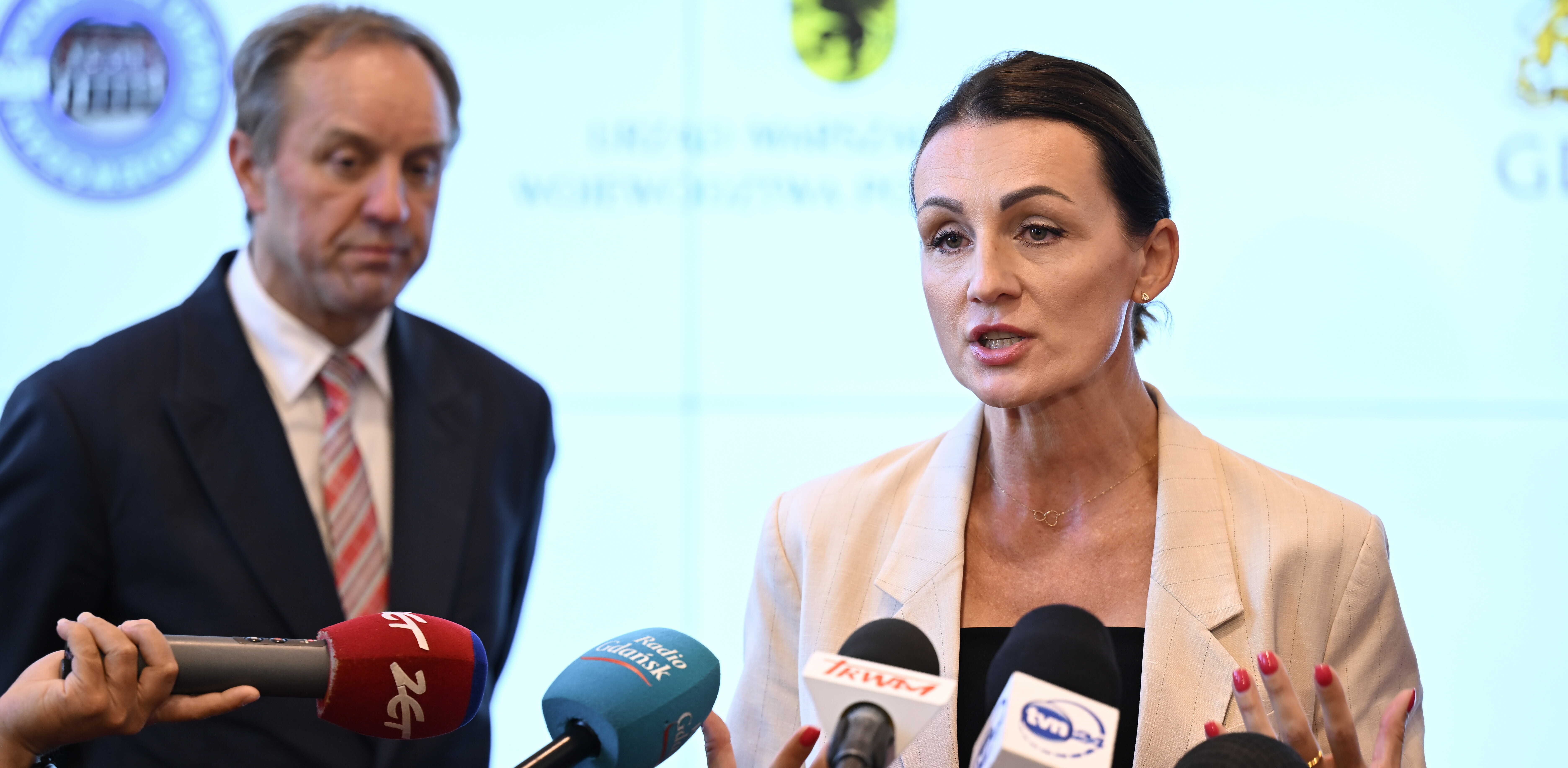 Gdańsk, 27.08.2024. Wojewoda pomorska Beata Rutkiewicz podczas konferencji prasowej 27 bm. w Pomorskim Urzędzie Wojewódzkim w Gdańsku, w sprawie instalacji unieszkodliwiania odpadów niebezpiecznych w województwie pomorskim, w tym kwestii Port Service(Fot. PAP/Adam Warżawa)