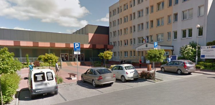 Parking przed Urzędem Miasta w Kościerzynie (fot. Google Street View)