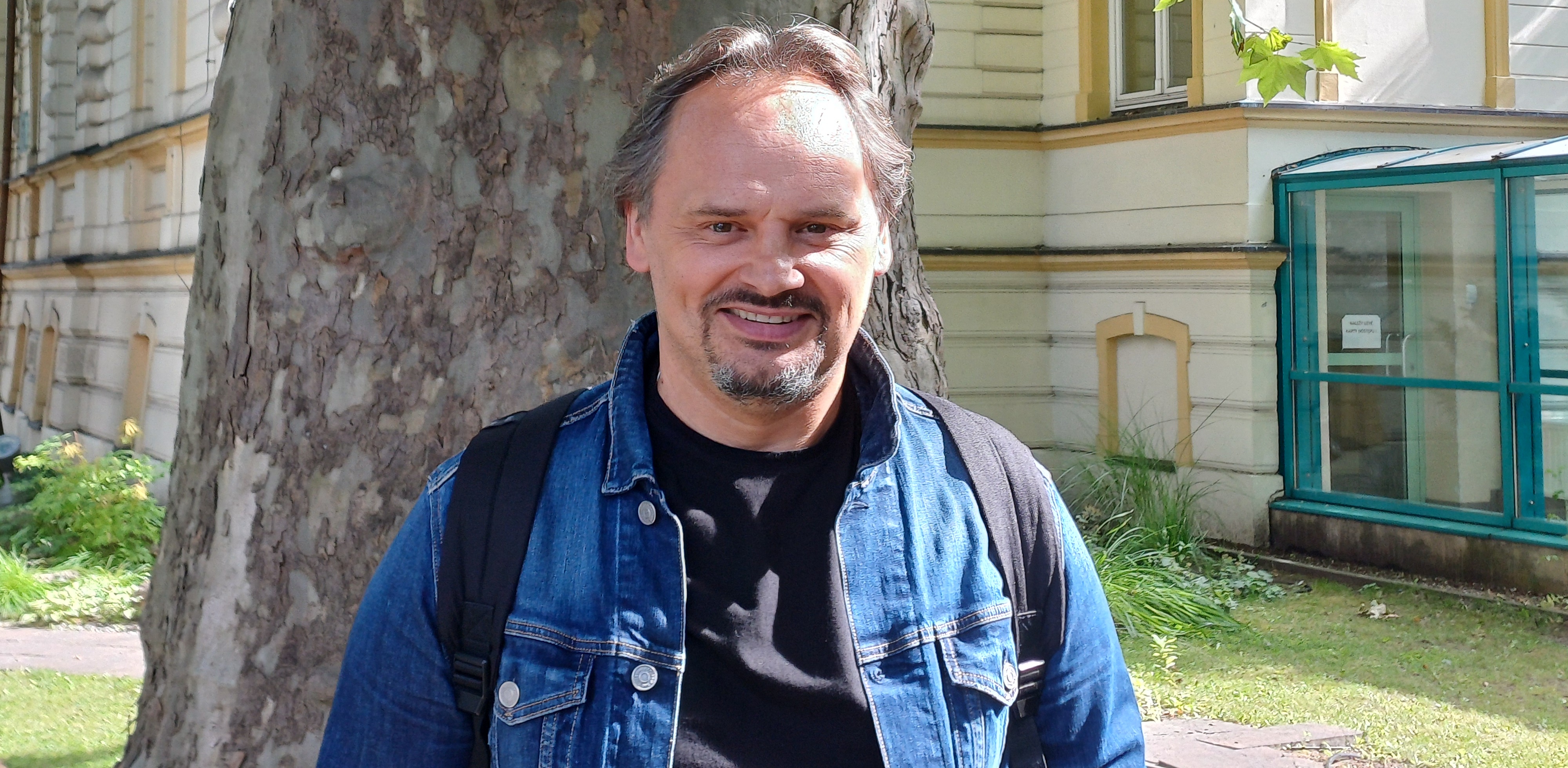 Na zdjęciu aktor Piotr Łukawski, pomysłodawca i organizator cyklu "Poczytaj Mi" w Sopotece. (Fot. Radio Gdańsk/Marzena Bakowska)