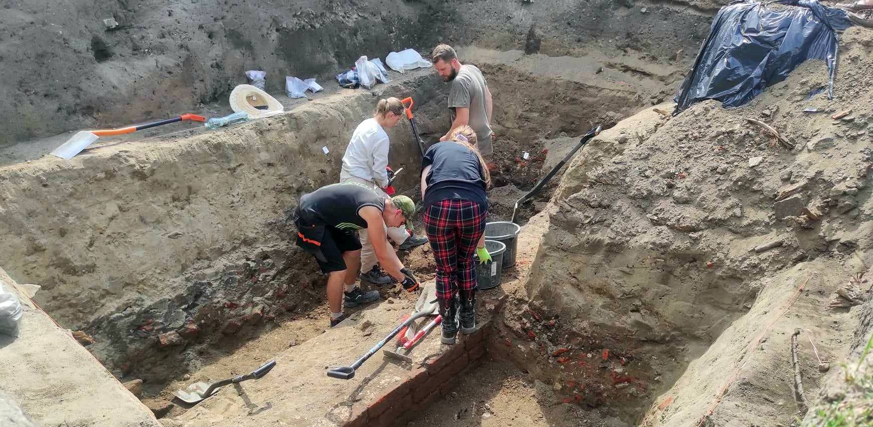 Prace archeologiczne na Przedzamczu w Malborku (fot. Radio Gdańsk/Mateusz Czerwiński)