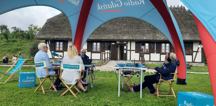 Plenerowe studio Radia Gdańsk w Parku Kulturowym "Osada Łowców Fok" w Rzucewie (fot. Radio Gdańsk/Magdalena Gadzinowska)
