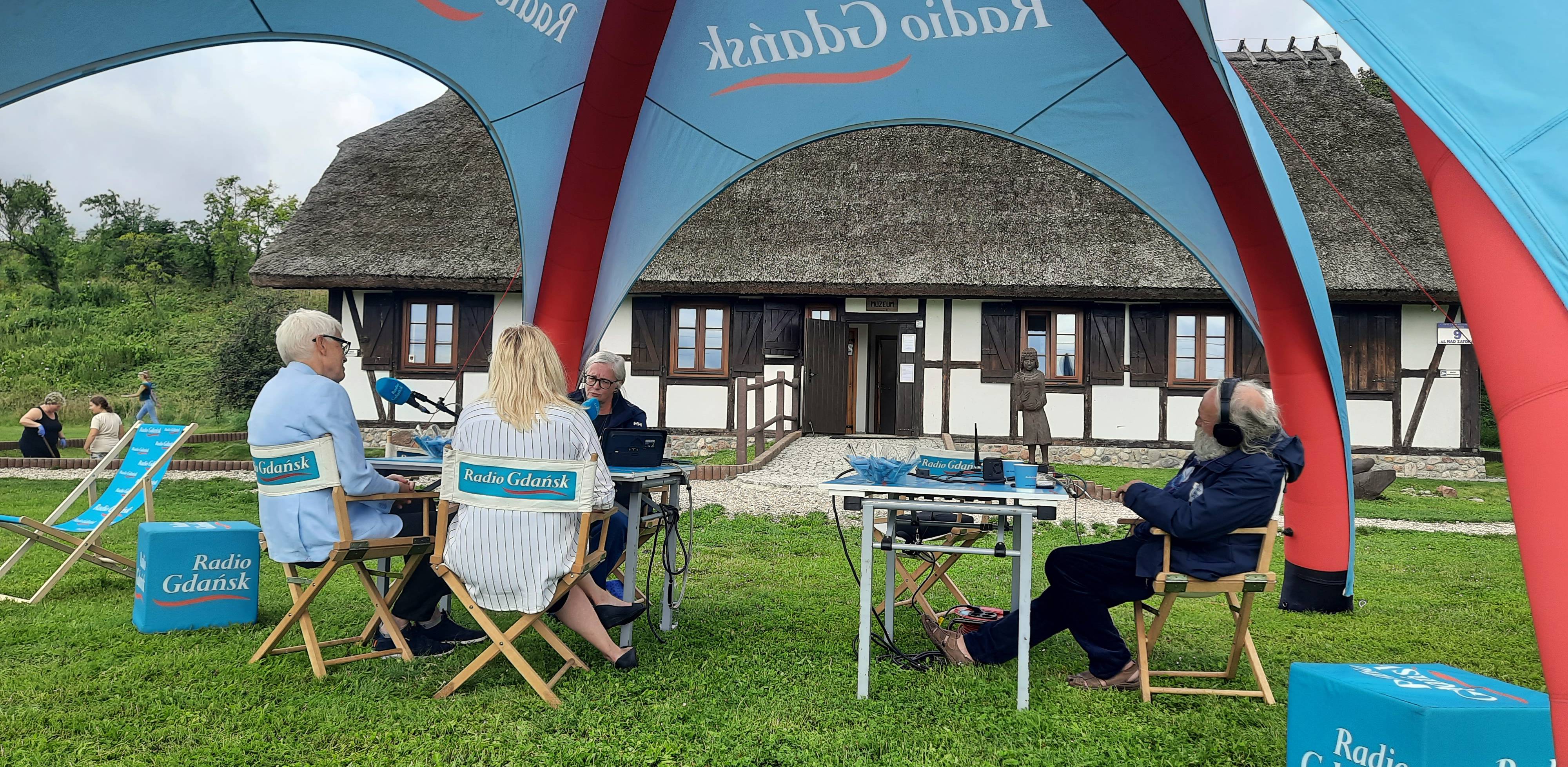 Plenerowe studio Radia Gdańsk w Parku Kulturowym "Osada Łowców Fok" w Rzucewie (fot. Radio Gdańsk/Magdalena Gadzinowska)