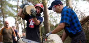 Mieszkańcy i ochotnicy całej Polski usuwają powalone drzewa we wsi Rytel. 18.08.2017 r (fot. Krzysztof Mystkowski/KFP)