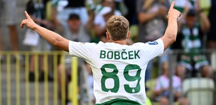 Gdańsk, 11.08.2024. Piłkarz Lechii Gdańsk Tomas Bobcek cieszy się z gola podczas meczu Ekstraklasy z Zagłębiem Lubin (fot. PAP/Marcin Gadomski)