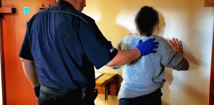 Do policyjnego aresztu trafiła 32-latka, która uszkodziła 3 auta stojące na osiedlowym parkingu w Starogardzie Gdańskim (fot. KPP w Starogardzie Gdańskim)