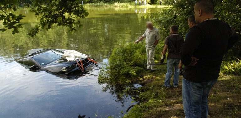 auto pod wodą