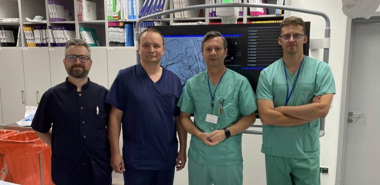 Nz. od lewej: dr Artur Dziadkiewicz, dr Krzysztof Pawłowski, prof. dr hab. Marek Szołkiewicz oraz dr Michał Sulkowski (fot. Szpitale Pomorskie)