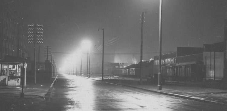 Międzywojenna Gdynia nocą (fot. Narodowe Archiwum Cyfrowe)