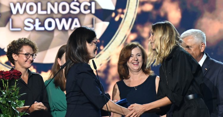 Modelka Anja Rubik odbiera z rąk prezydent Gdańska Aleksandry Dulkiewicz wyróżnienie w kategorii Obywatel/Obywatelka podczas gali wręczenia Medali Wolności Słowa (fot. PAP/Adam Warżawa)