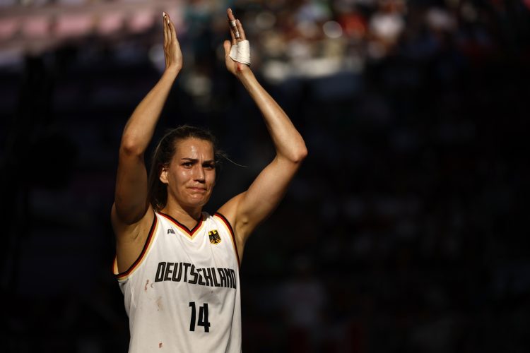 epa11528383 Sonja Greinacher of Germany celebrates winning the Women Semifinal match Germany vs Canada of the 3x3 Basketball competitions in the Paris 2024 Olympic Games, at La Concorde in Paris, France, 05 August 2024.  EPA/YOAN VALAT 
Dostawca: PAP/EPA.