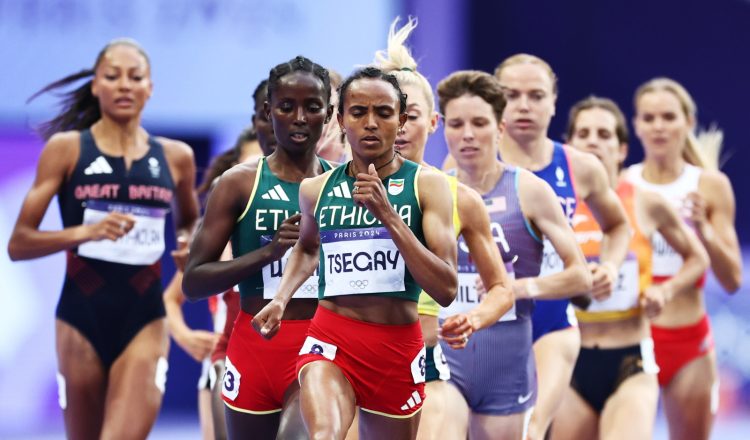 epa11537477 Gudaf Tsegay of Ethiopia competes in the Women 1500m semifinal of the Athletics competitions in the Paris 2024 Olympic Games, at the Stade de France stadium in Saint Denis, France, 08 August 2024. EPA/ANNA SZILAGYI
Dostawca: PAP/EPA.