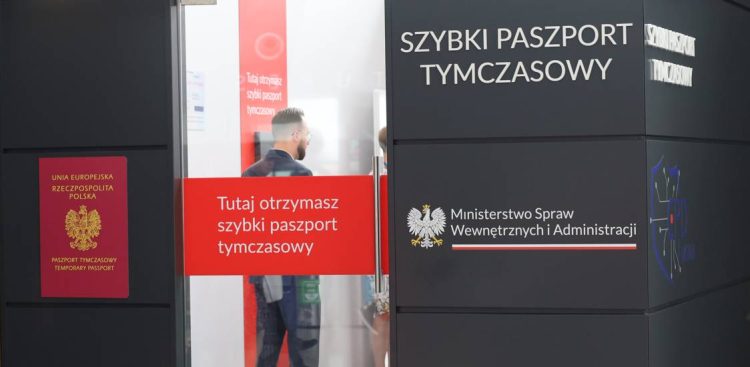 Punkt paszportowy na lotnisku w Gdańsku (fot. mat. pras.)