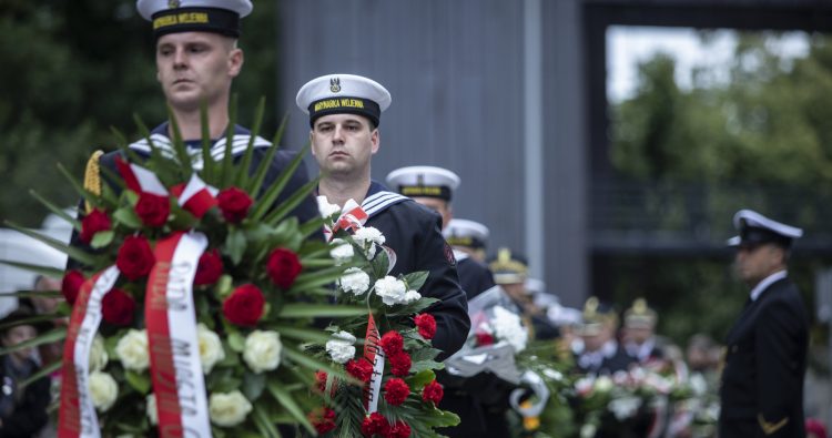 Jedna z wcześniejszych rocznic wybuchu Powstania Warszawskiego przed pomnikiem  Polskiego Państwa Podziemnego w Gdańsku (fot. KFP/Krzysztof Mystkowski)