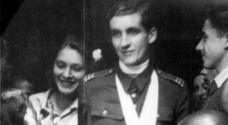 Ślub Alicji i Bolesława Biegów 13.08.1944 (fot. Muzeum Powstania Warszawskiego)