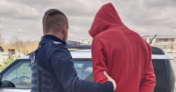 Sprawca wypadku prowadzony przez funkcjonariusza policji (fot. KPP w Kartuzach)