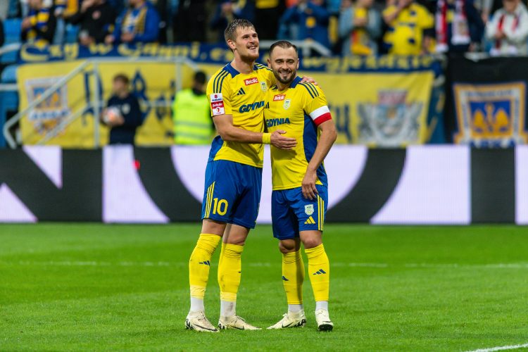 I liga. Arka Gdynia - Kotwica Kołobrzeg n/z Karol Czubak i Szymon Sobczak  15.09.2024 / fot. Maciej Czarniak / KFP / Trojmiasto.pl