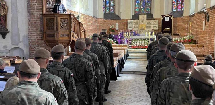 Mszę św. odprawia biskup pelpliński Ryszard Kasyna
(fot. Radio Gdańsk/Daniel Wojciechowski)