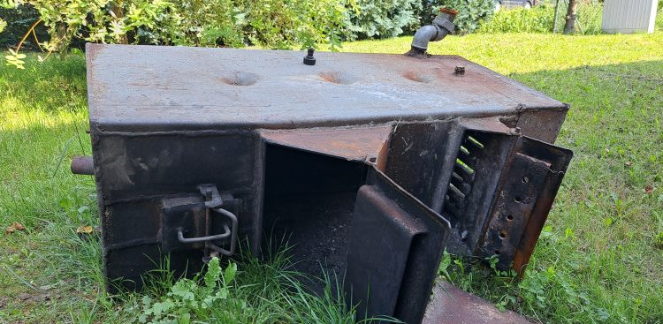 Wyrzucony stary piec węglowy
(Fot. Radio Gdańsk/Sebastian Kwiatkowski)