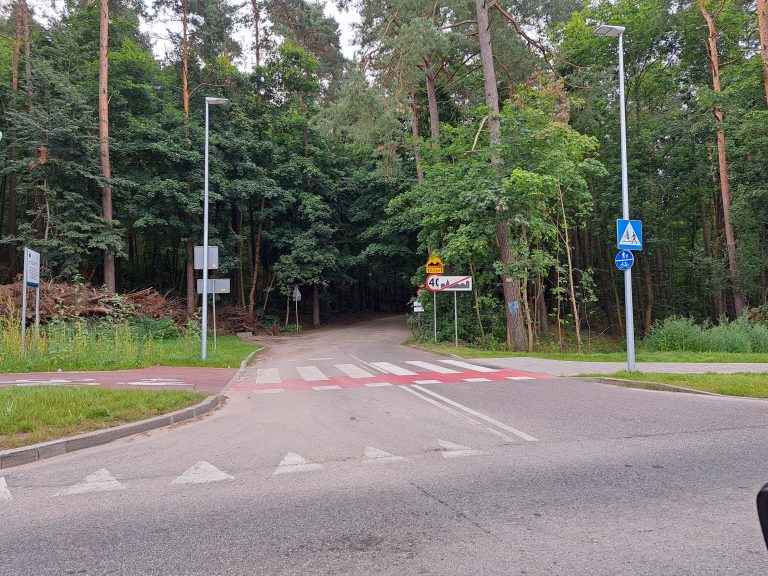 Urzędnicy walczą z czasem, by nie stracić dofinansowania na przebudowę gruntowego dziś odcinka drogi powiatowej przez las od strony Borowa do Babiego Dołu(fot. Radio Gdańsk/Sebastian Kwiatkowski)